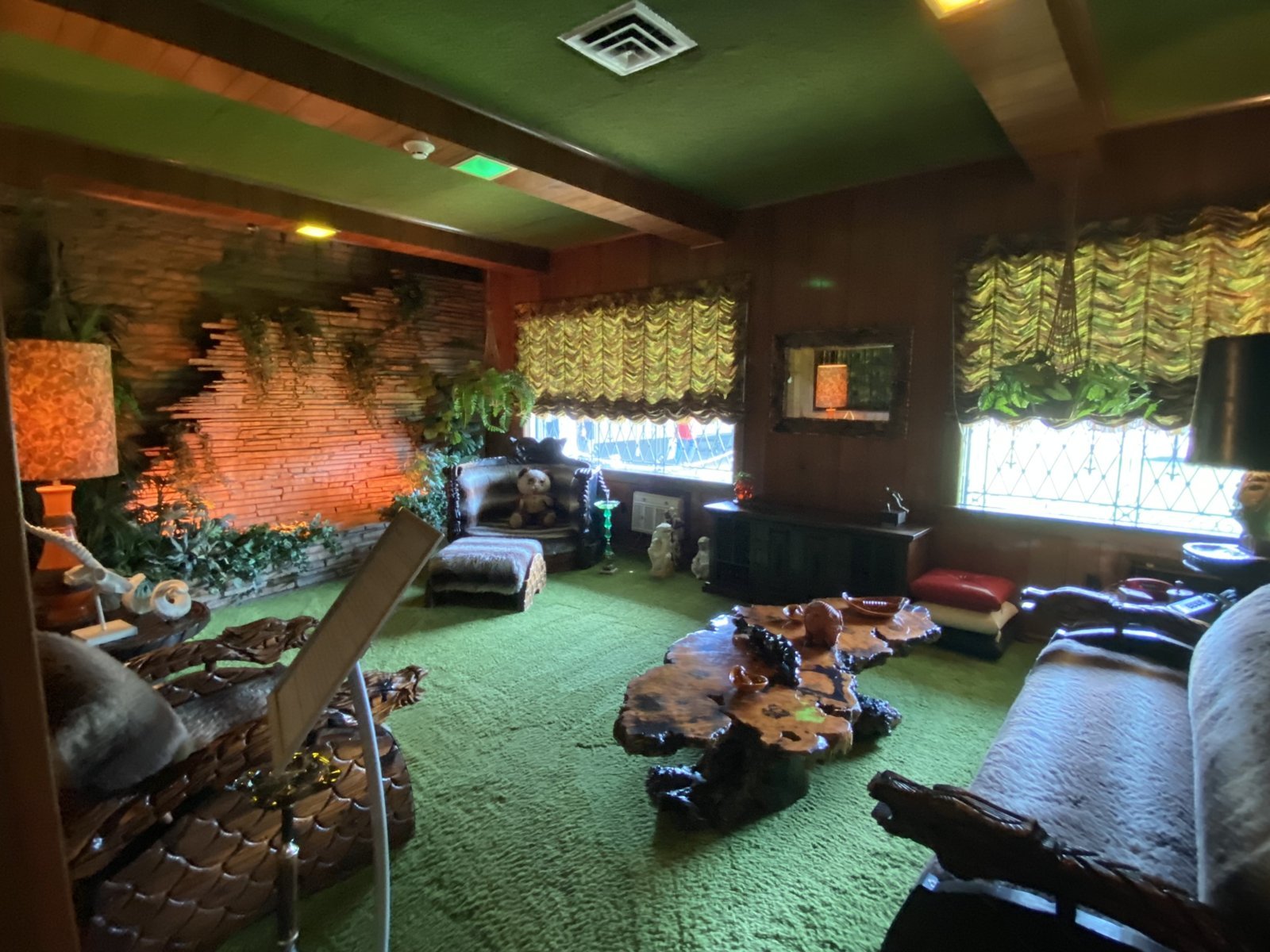 Der Jungle Room, wohl der berühmteste Raum auf Graceland