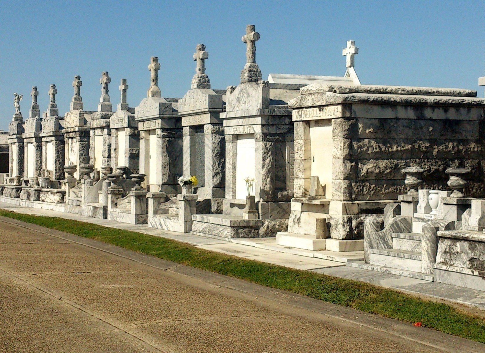 New Orleans - da die Stadt unter dem Meeresspiegel liegt, werden die Toten überirdisch beigesetzt