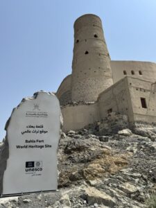 Lehmbaukunst der Superlative! Das beeindruckende Fort Bahla (UNESCO-Weltkulturerbe) im Oman ist eines der größten Zeugnisse islamischer Architektur des Mittelalters.