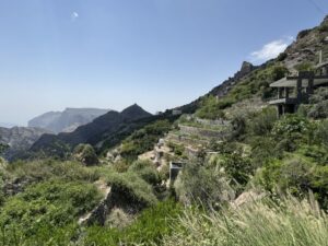 Auf der 3-Dörfer-Wanderung durch das majestätische Jebel Akhdar Gebirge in Oman – Natur, Kultur und Abenteuer vereint.