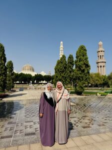 Die Sultan Qabus Moschee - der Vorteil in der heißen Jahreszeit, wir haben viele Sehenswürdigkeiten fast für uns alleine.