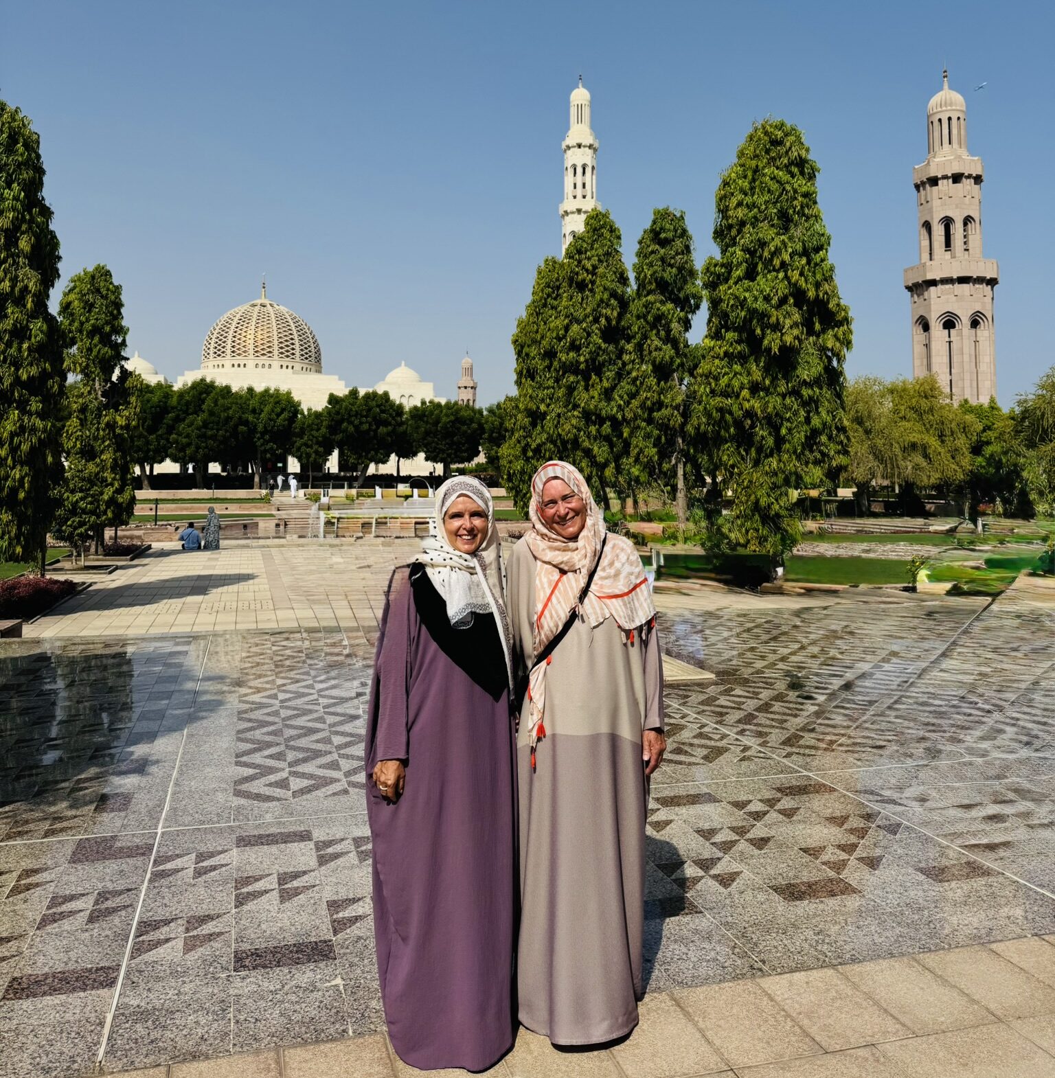 Die Sultan Qabus Moschee - der Vorteil in der heißen Jahreszeit, wir haben viele Sehenswürdigkeiten fast für uns alleine.